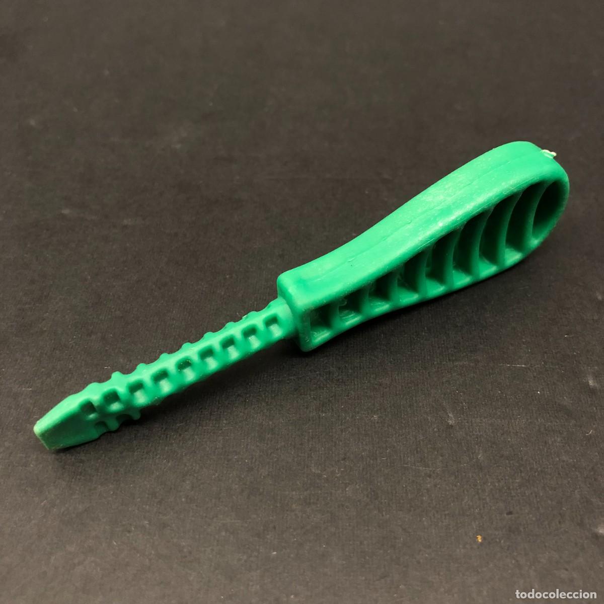 Juguetes antiguos y juegos de colecci&oacute;n: JUGUETE - DESTORNILLADOR DE PL&Aacute;STICO VERDE - JUEGO INFANTIL - 10 X 2,5 CM / 107