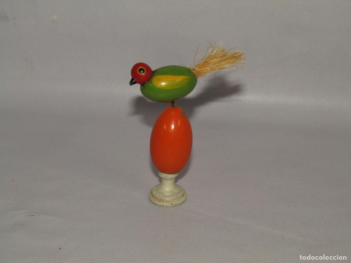 Juguetes antiguos y juegos de colecci&oacute;n: Antiguo Pajarito Sobre Huevo Todo en Madera Policromada y Metal