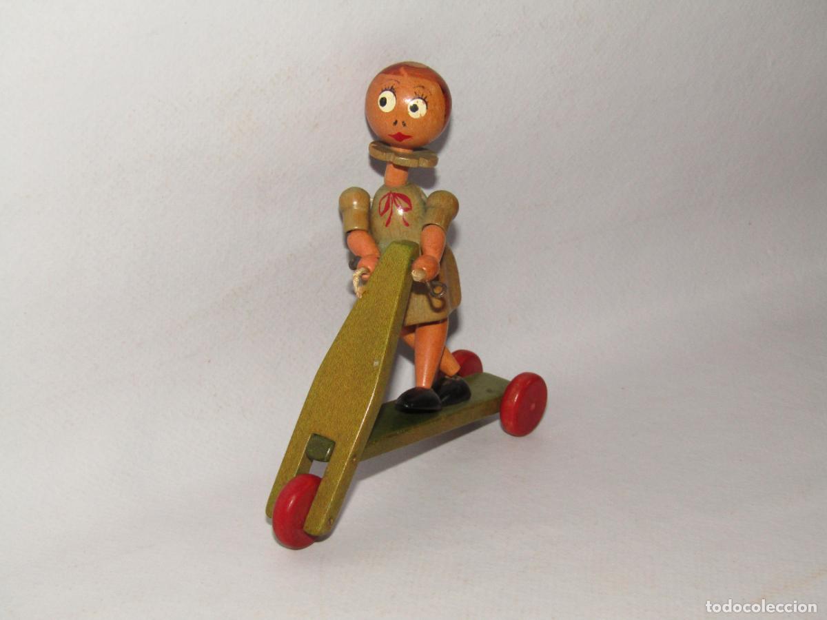 Juguetes antiguos y juegos de colecci&oacute;n: Antigua Ni&ntilde;a en Patinete en Madera Delicadamente Pulida y Policromada