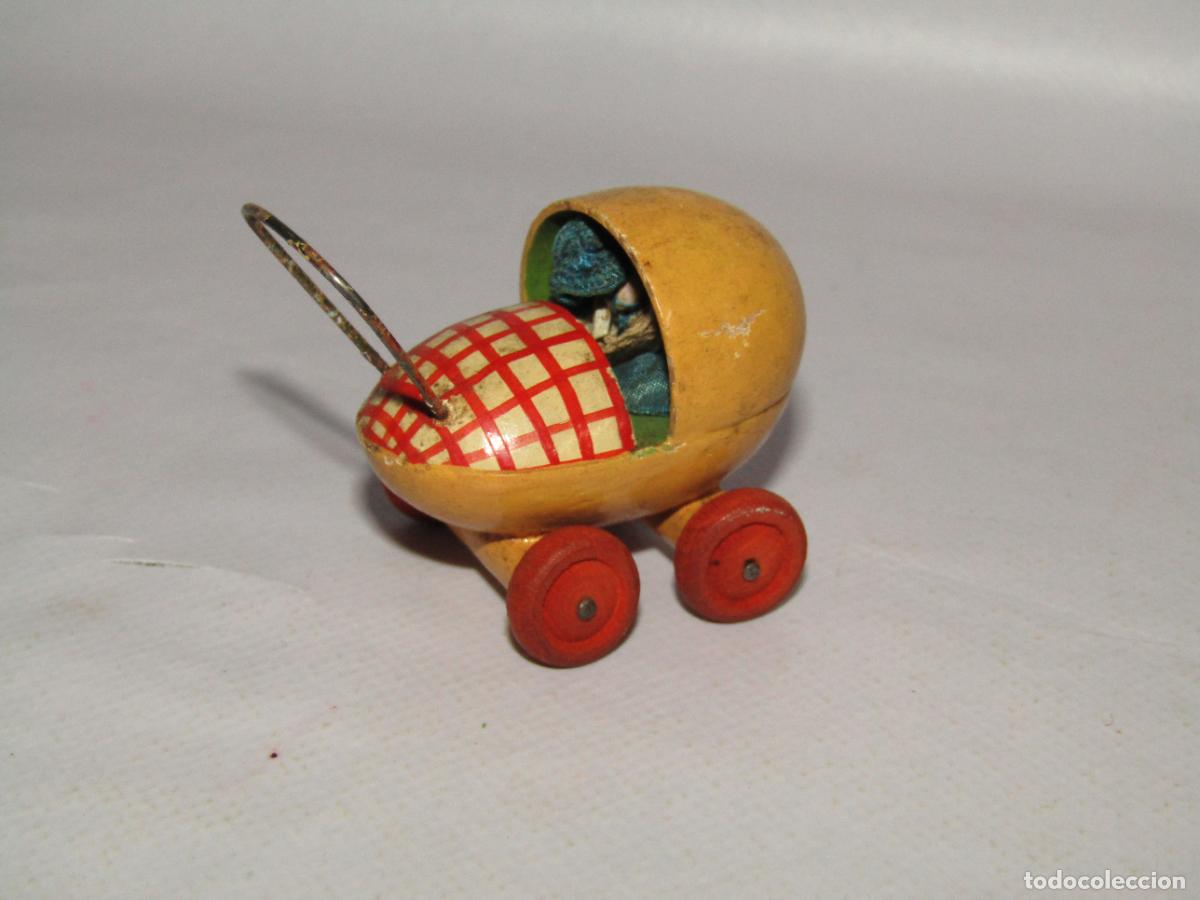 Juguetes antiguos y juegos de colecci&oacute;n: Antiguo Carrito con Mu&ntilde;eca en Madera Maciza y Policromada