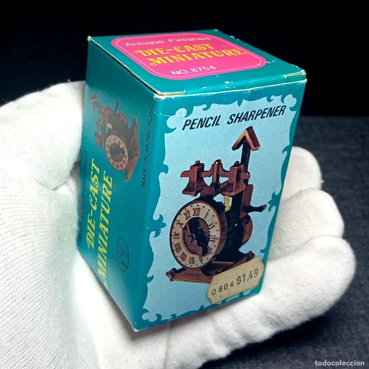 Juguetes antiguos y juegos de colecci&oacute;n: Sacapuntas reloj r&uacute;stico campanas Die-Cast Miniature Ref 8754 completo nuevo caja. Hong Kong 70s