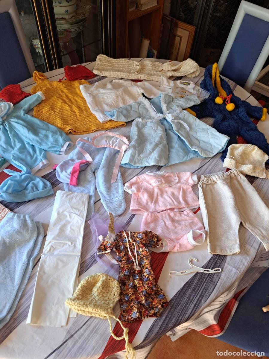 Juguetes antiguos y juegos de colecci&oacute;n: Lote de ropa de mu&ntilde;eca antigua de 40/50 cm.