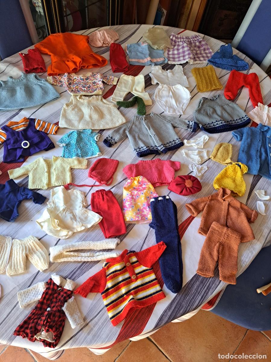 Juguetes antiguos y juegos de colecci&oacute;n: Lote de ropa de mu&ntilde;eca antigua de 25/45 cm.