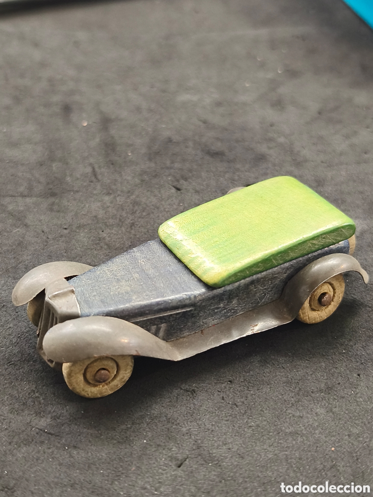 Juguetes antiguos y juegos de colecci&oacute;n: Antiguo coche de madera y metal 8,5cm