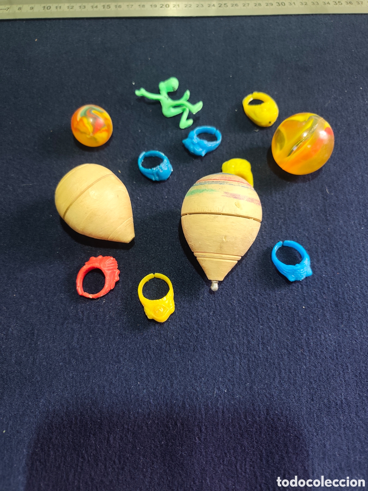 Juguetes antiguos y juegos de colecci&oacute;n: Lote de Juguetes Vintage: Peonzas de Madera, Pelotas Botadoras y Anillos de Pl&aacute;stico