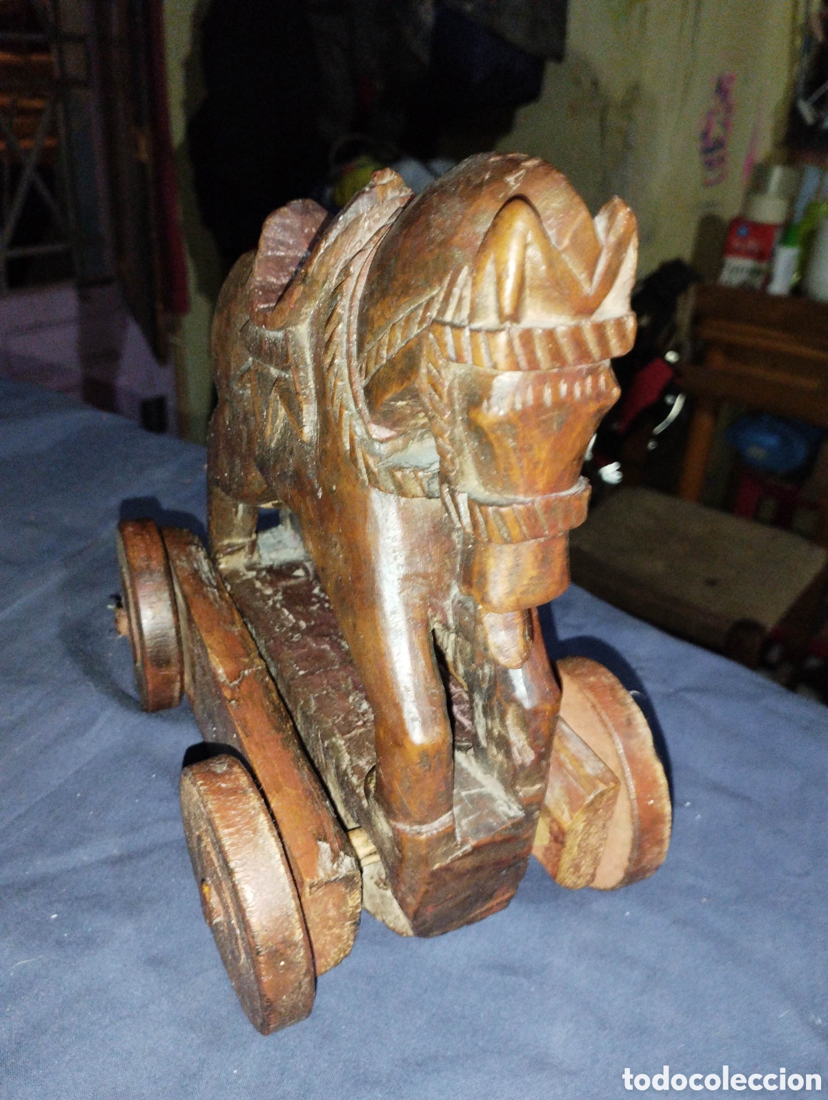 Juguetes antiguos y juegos de colecci&oacute;n: Antiguo caballo de madera tallado a mano con ruedas | Estilo r&uacute;stico