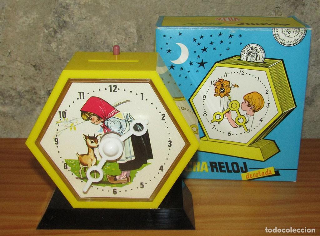 Juguetes antiguos y juegos de colecci&oacute;n: ANTIGUA HUCHA DECORADA DE VILPA - MODELO RELOJ - NUEVA Y EN SU CAJA - A&Ntilde;OS 70