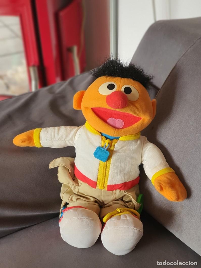 Juguetes antiguos y juegos de colecci&oacute;n: Peluche interactivo de Epi / Ernie (Barrio S&eacute;samo) &rdquo;V&iacute;steme&rdquo; con voz en espa&ntilde;ol
