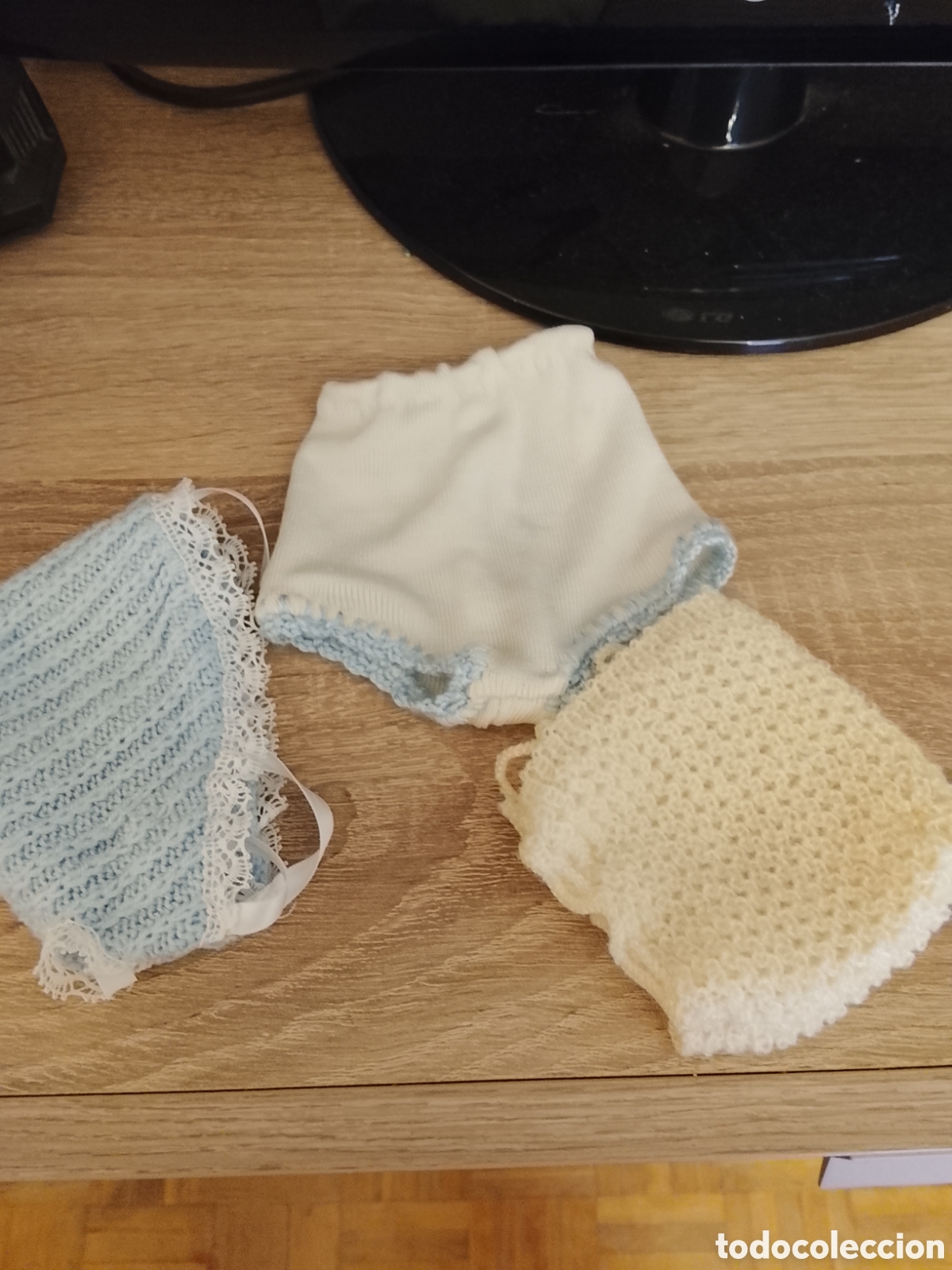 Juguetes antiguos y juegos de colecci&oacute;n: Lote de pantal&oacute;n t&iacute;o y Dos gorros de mu&ntilde;eco Manol&iacute;n .