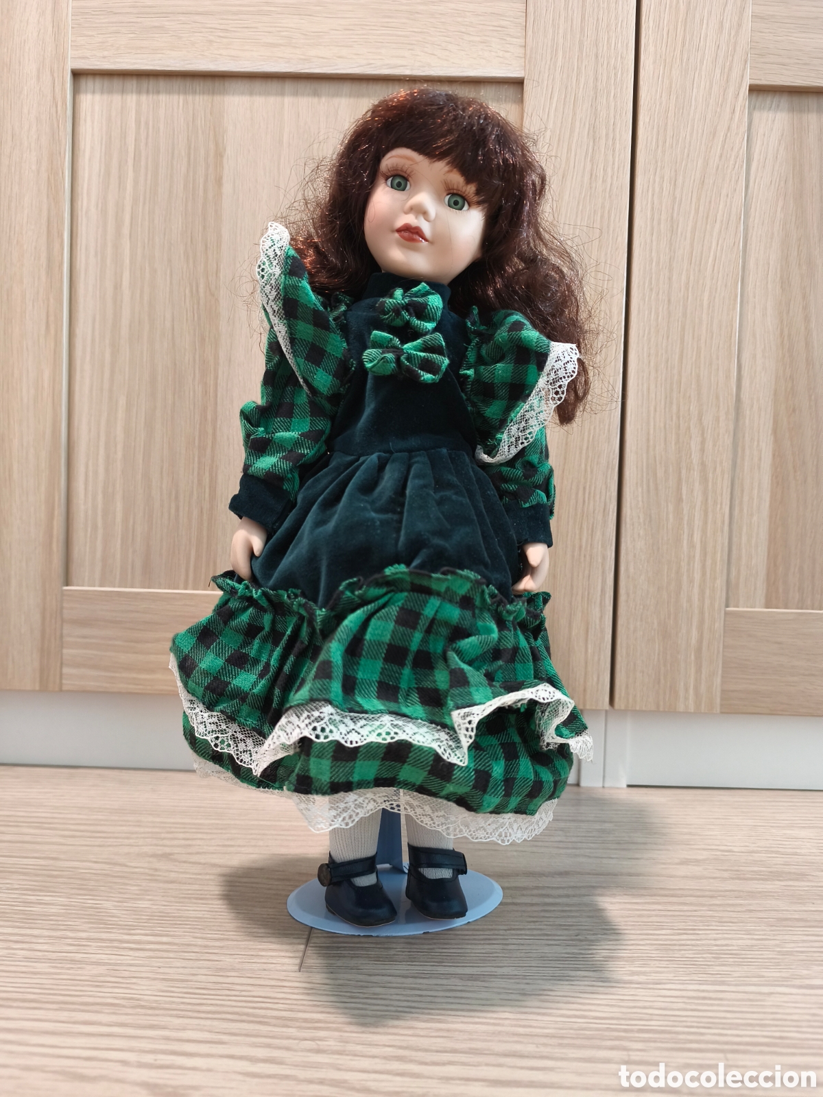 Juguetes antiguos y juegos de colecci&oacute;n: Mu&ntilde;eca de porcelana con soporte