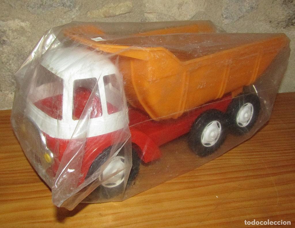 Juguetes antiguos y juegos de colecci&oacute;n: ANTIGUO CAMION VOLQUETE DE PL&Aacute;STICO - A&Ntilde;OS 60/70 - NUEVO SIN USO - GUTFER, KARPAN O SIMILAR