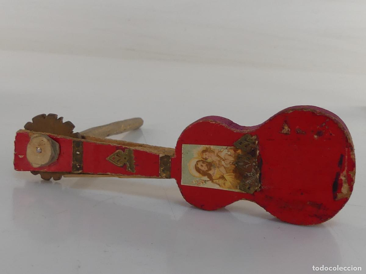 Brinquedos antigos e Jogos de cole&ccedil;&atilde;o: antigua carraca de madera forma de guitarra
