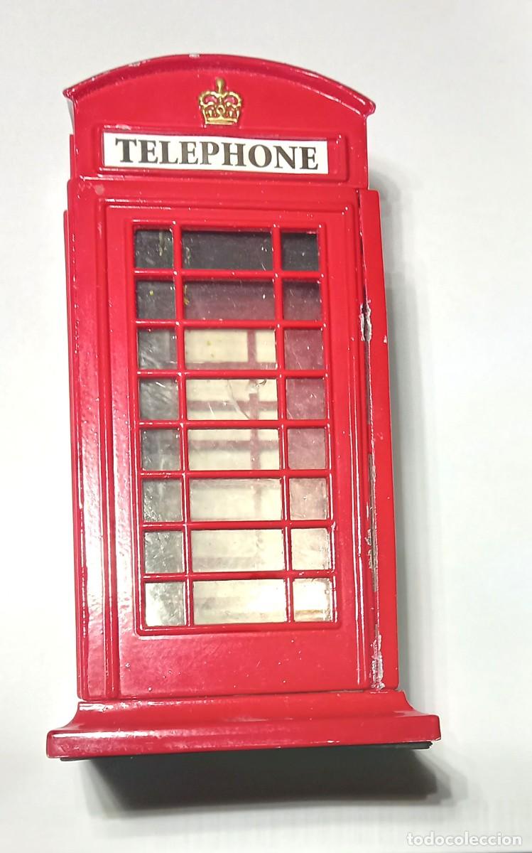Juguetes antiguos y juegos de colecci&oacute;n: Hucha de metal con forma de una cabina telef&oacute;nica inglesa