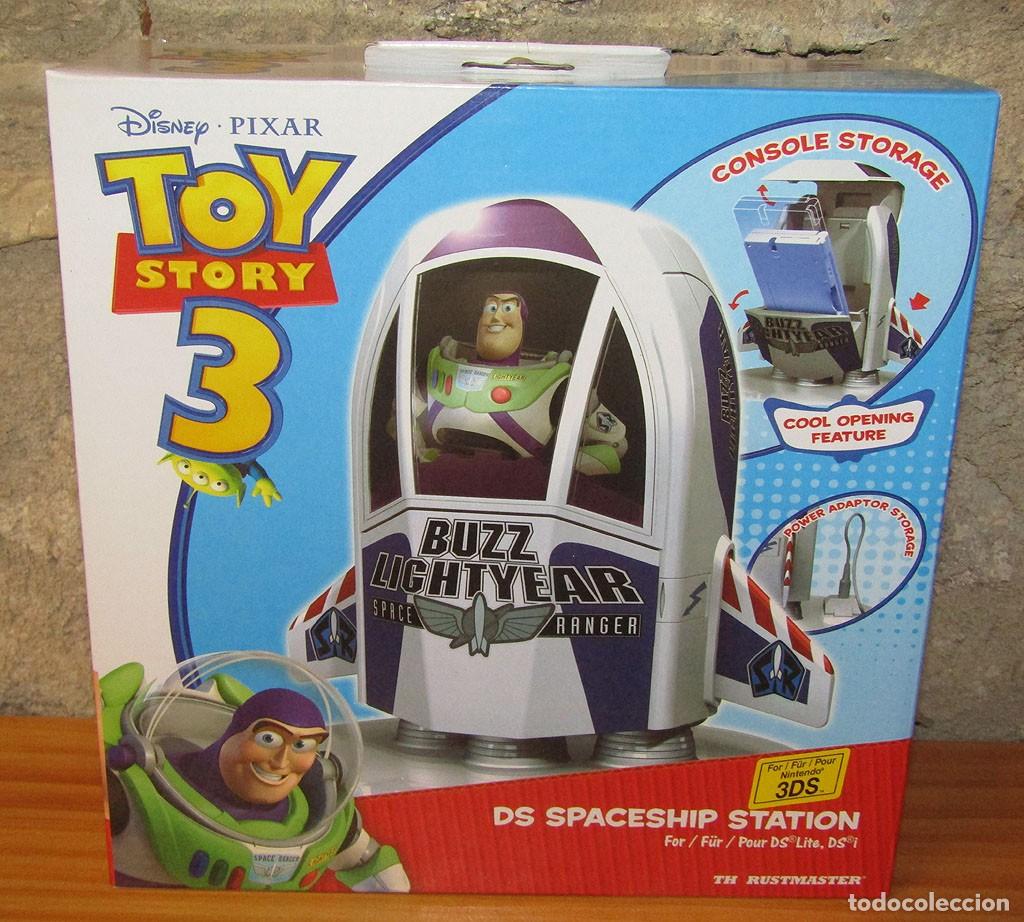 Juguetes antiguos y juegos de colecci&oacute;n: TOY STORY 3: ESTACION DE CARGA Y SOPORTE DE ALMACENAMIENTO PARA CONSOLAS - NUEVA, A ESTRENAR