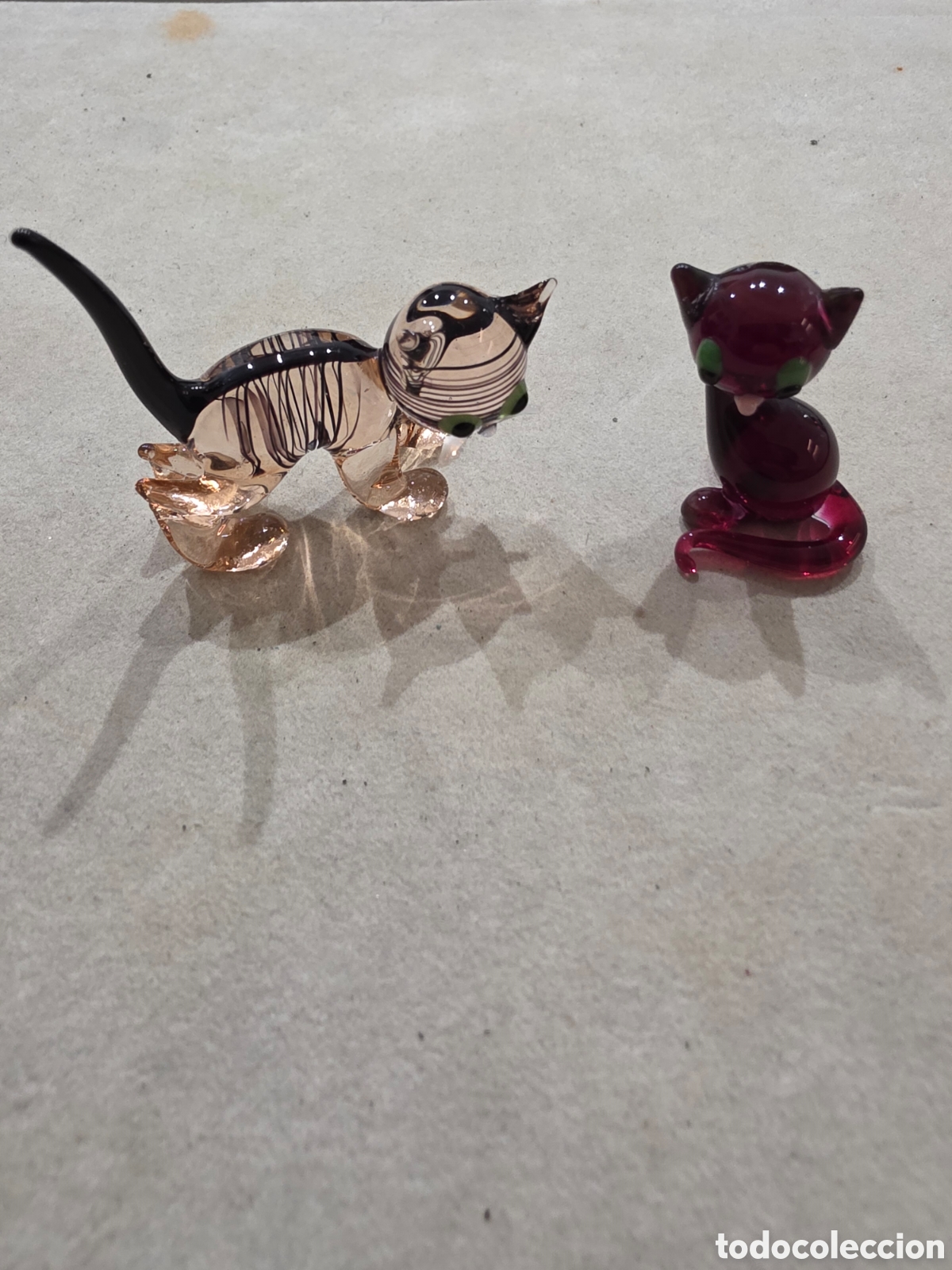 Juguetes antiguos y juegos de colecci&oacute;n: 2x Gatos de cristal morado y transparente