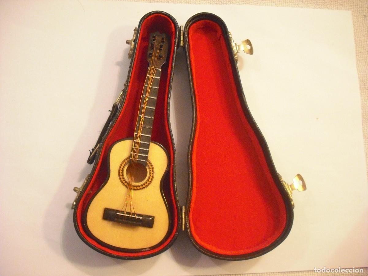 Juguetes antiguos y juegos de colecci&oacute;n: GUITARRA ESPA&Ntilde;OLA EN MINIATURA CON SU ESTUCHE. 17,5 CM.