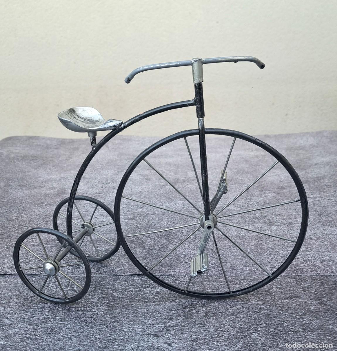 Antique Toys and Collectible Games: Bonita y original BICICLETA VELOCIPEDO en Miniatura de Metal.