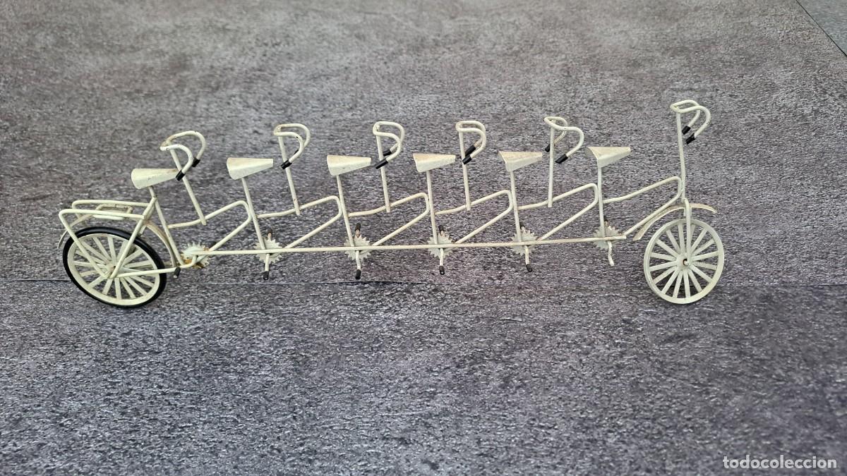 Brinquedos antigos e Jogos de cole&ccedil;&atilde;o: BICICLETA TANDEM de 6 plazas en Miniatura de Metal.