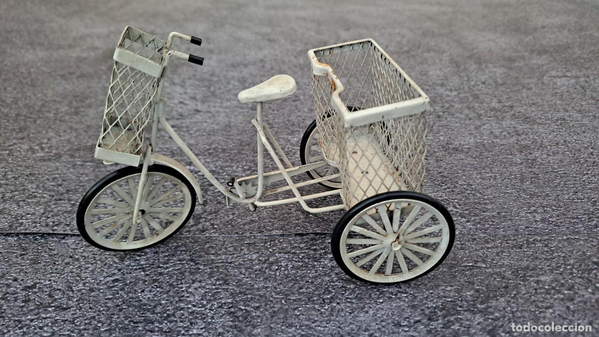 Antique Toys and Collectible Games: Preciosa BICICLETA TRICICLO con CAJON DE REPARTO Y CESTO, CESTITO en Miniatura de Metal.