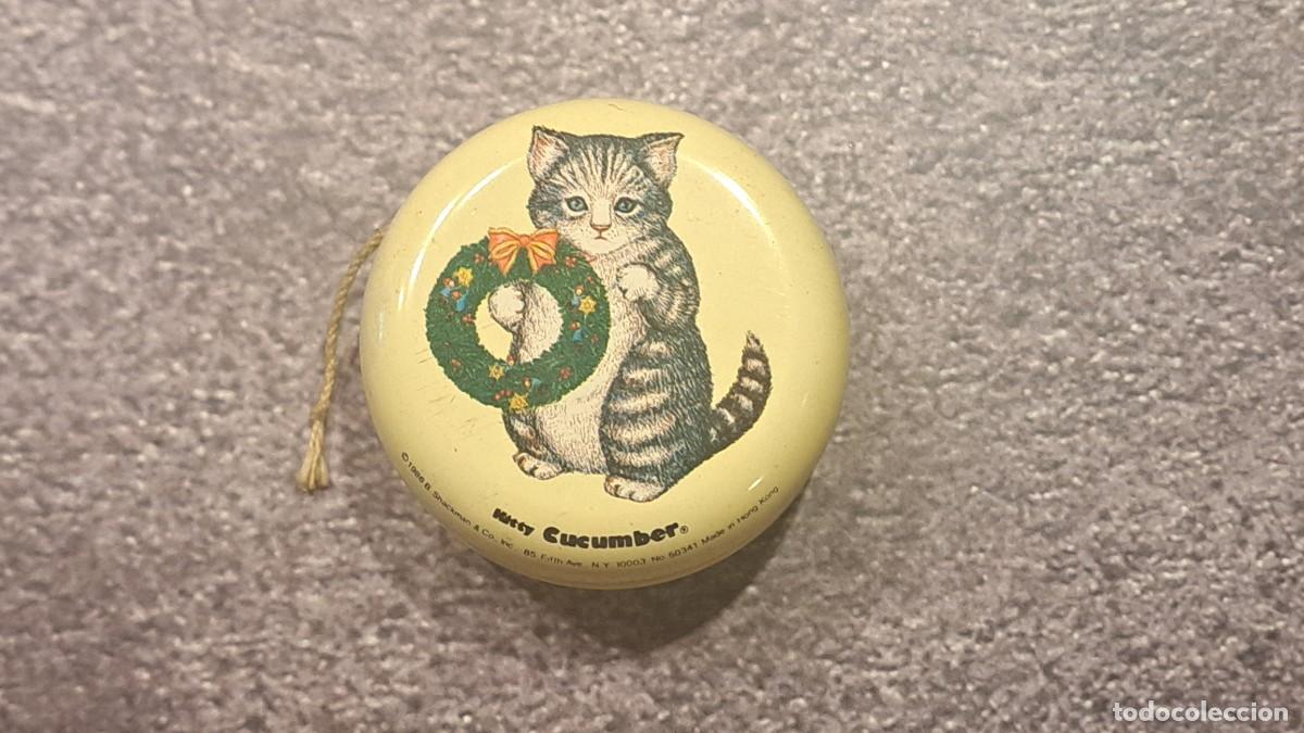 Brinquedos antigos e Jogos de cole&ccedil;&atilde;o: Precioso YOYO KITTY CUCUMBER 1986, Made in Hong Kong de hojalata (lata) litografiada con un GATITO.
