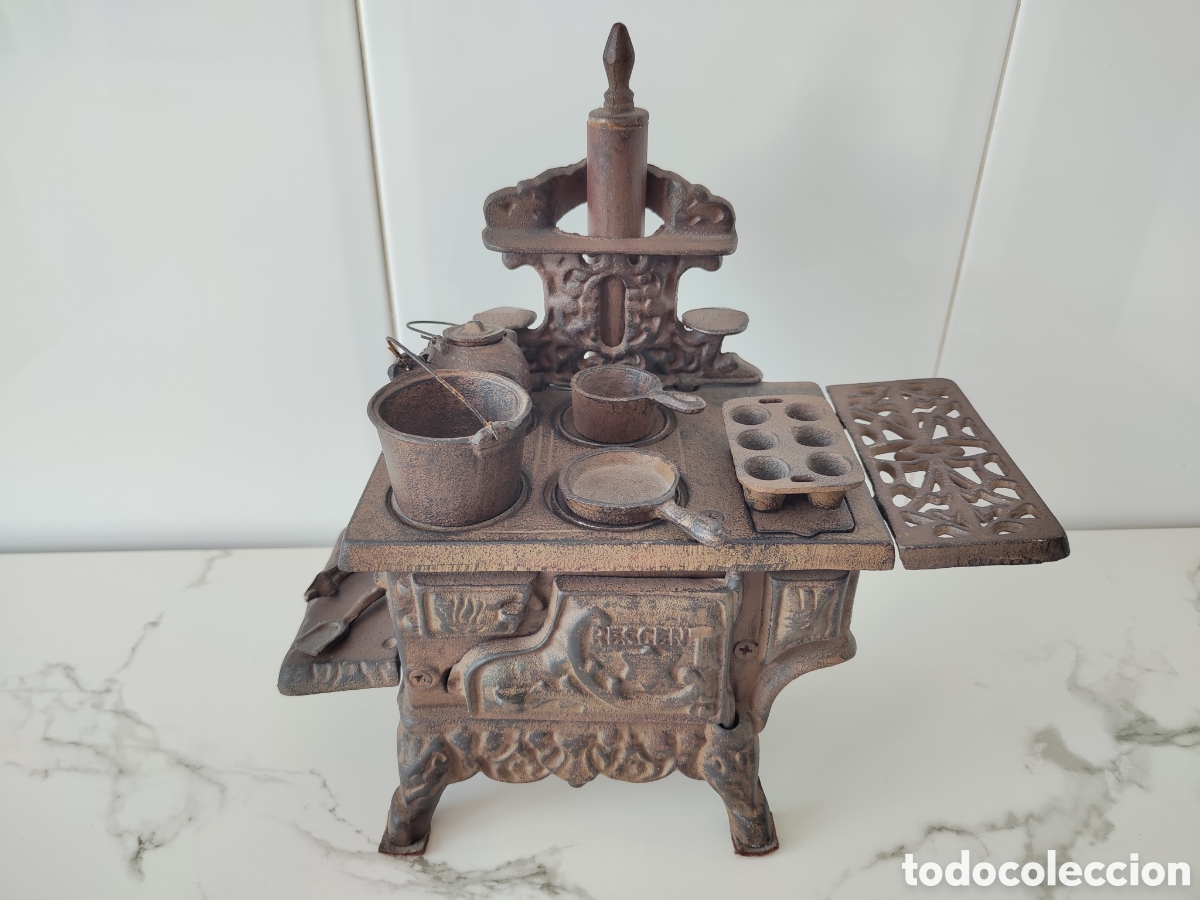Juguetes antiguos y juegos de colecci&oacute;n: Juego de cocina econ&oacute;mica antigua CRESCENT, de hierro fundido.