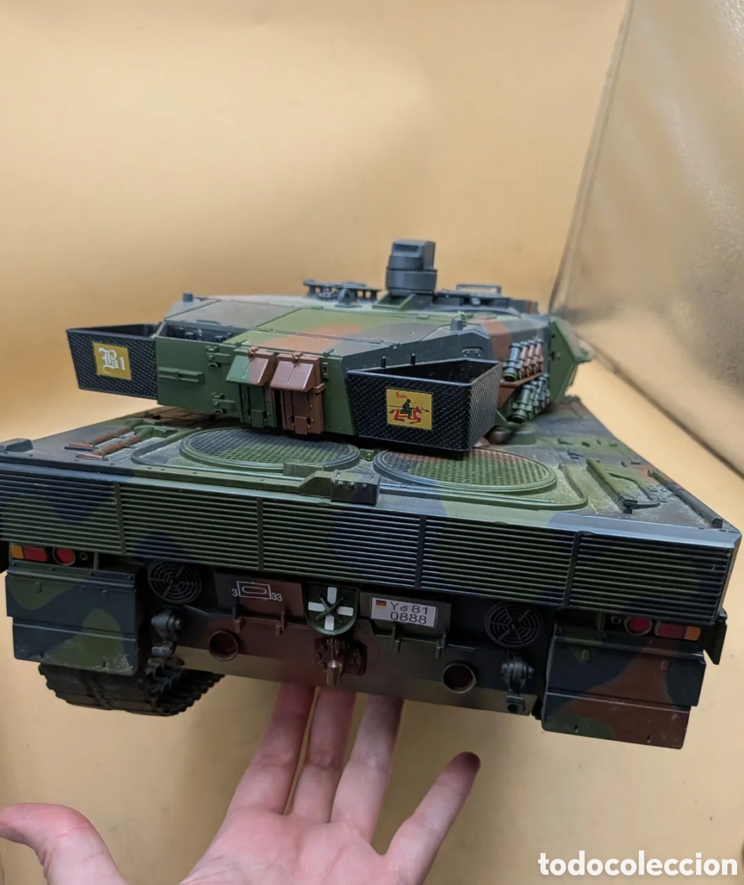 Juguetes antiguos y juegos de colecci&oacute;n: TANQUE LEOPARD 2A6 HOBBIT ENGINE 1:16 - Foto 2