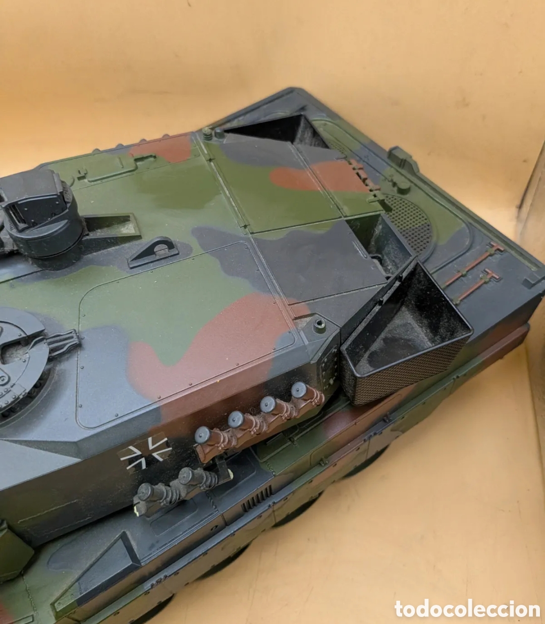 Juguetes antiguos y juegos de colecci&oacute;n: TANQUE LEOPARD 2A6 HOBBIT ENGINE 1:16 - Foto 3