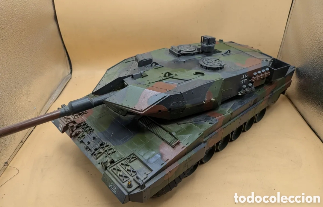 Juguetes antiguos y juegos de colecci&oacute;n: TANQUE LEOPARD 2A6 HOBBIT ENGINE 1:16 - Foto 4
