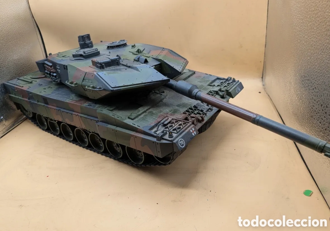 Juguetes antiguos y juegos de colecci&oacute;n: TANQUE LEOPARD 2A6 HOBBIT ENGINE 1:16 - Foto 1