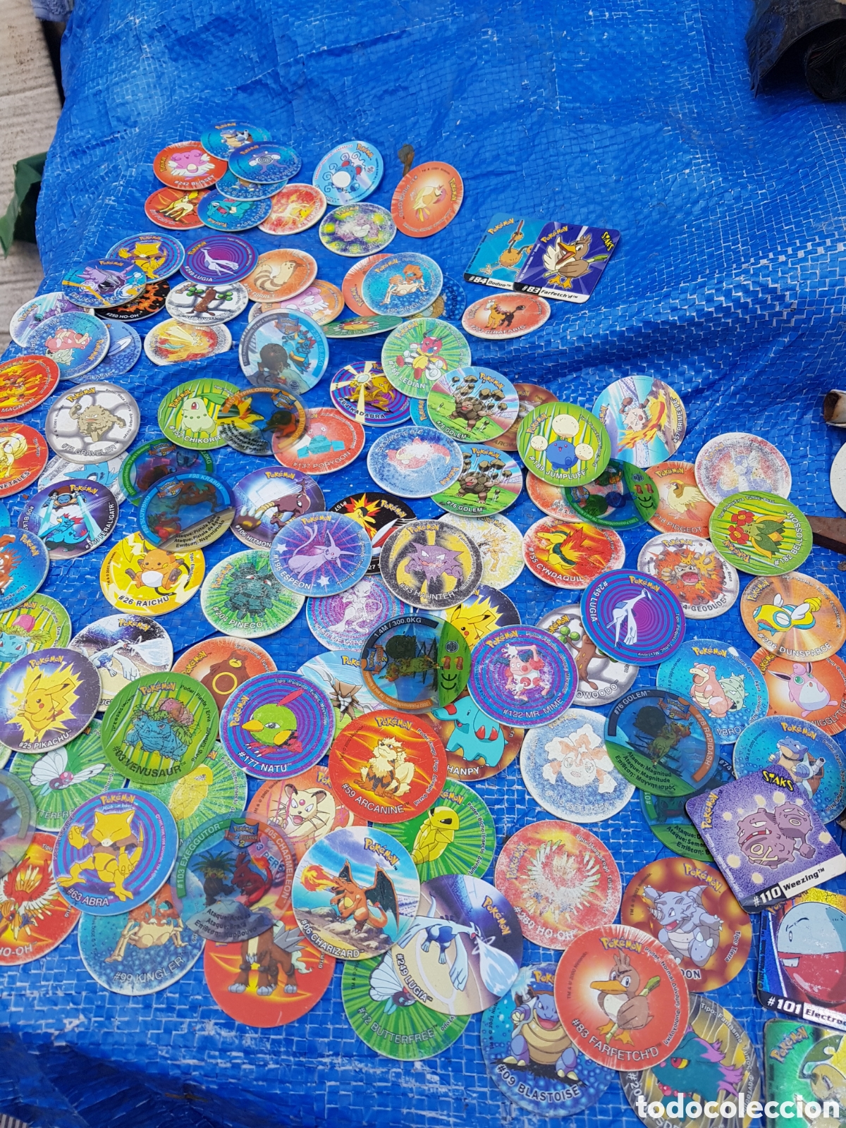 Juguetes antiguos y juegos de colecci&oacute;n: LOTE DE MAS 100 ANTIGUOS TAZIS DE POKEMON