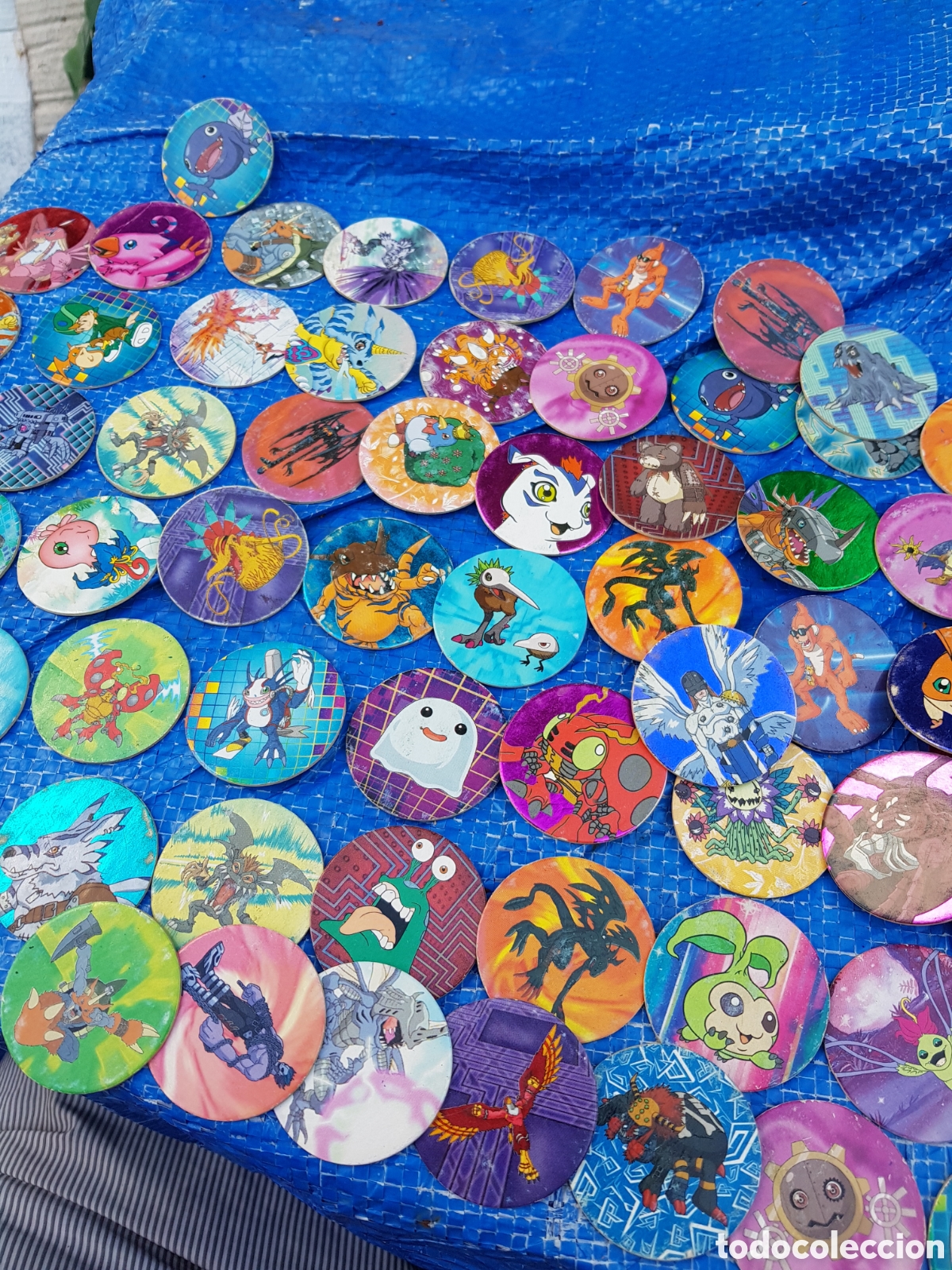 Juguetes antiguos y juegos de colecci&oacute;n: LODE DE 70 TAZIS ANTIGUS DE DIGIMON
