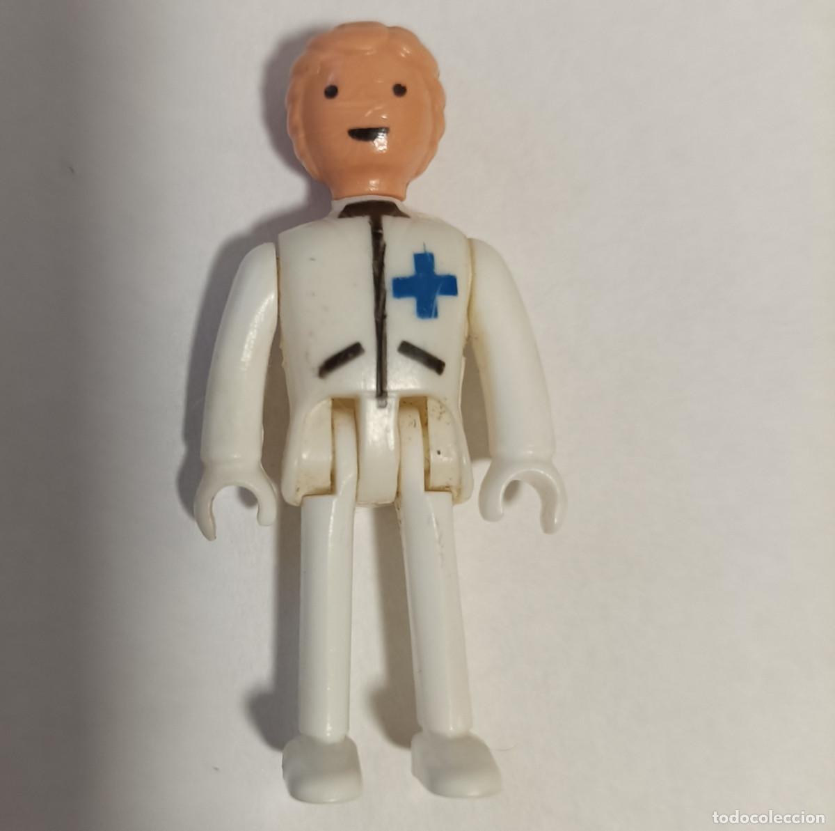Juguetes antiguos y juegos de colecci&oacute;n: FIGURA MAJOKIT MAJORETTE ARTICULADA FIGURITA MINI para DIORAMA MAQUETA ESCALA enfermero sanitario