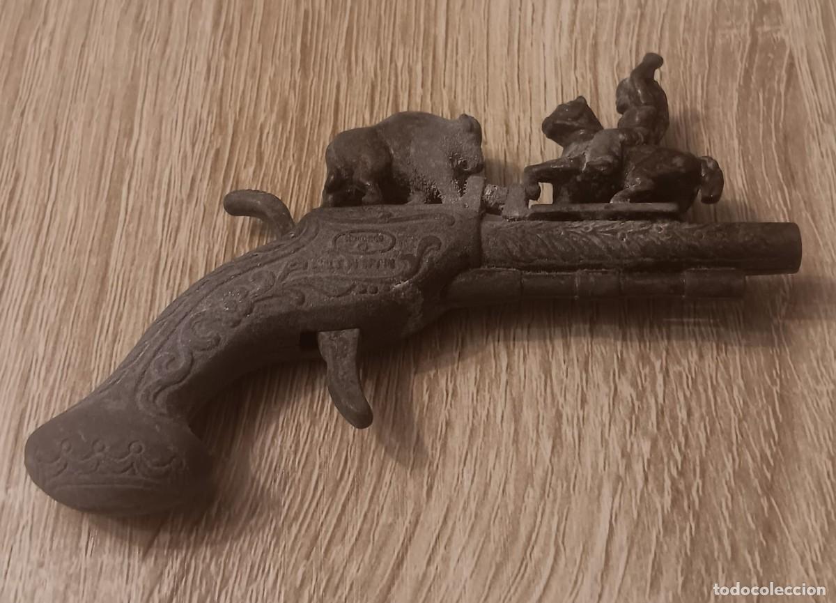 Juguetes antiguos y juegos de colecci&oacute;n: PISTOLA DE FULMINANTES PETARDOS SITTING BULL REDONDO MADE IN SPAIN