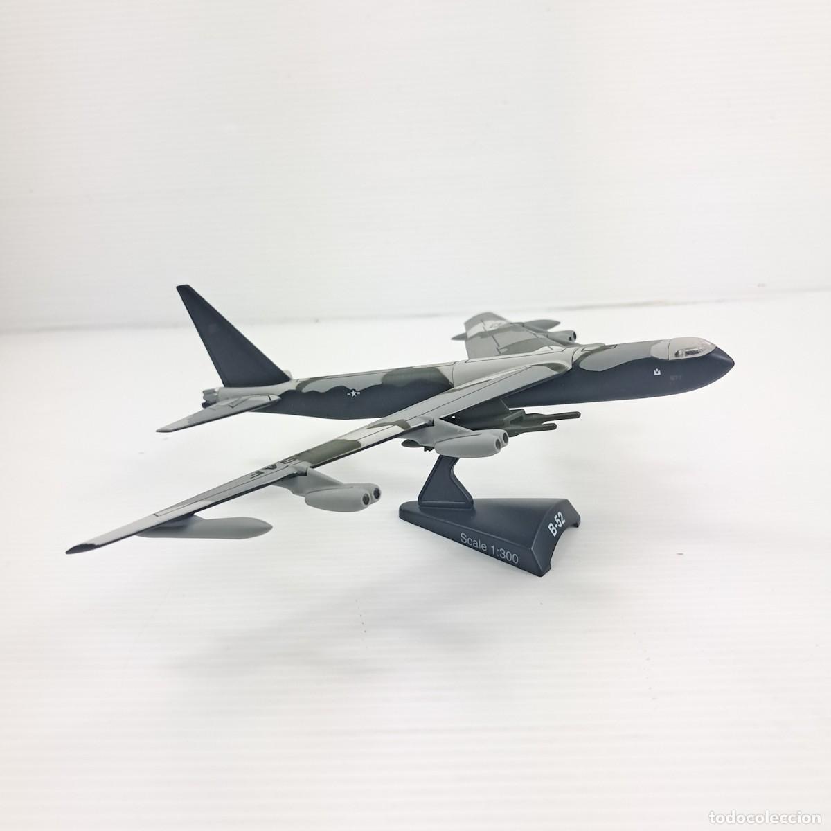 Juguetes antiguos y juegos de colecci&oacute;n: Modellino in scala 1:300 del bombardiere strategico Boeing B-52 Stratofortress