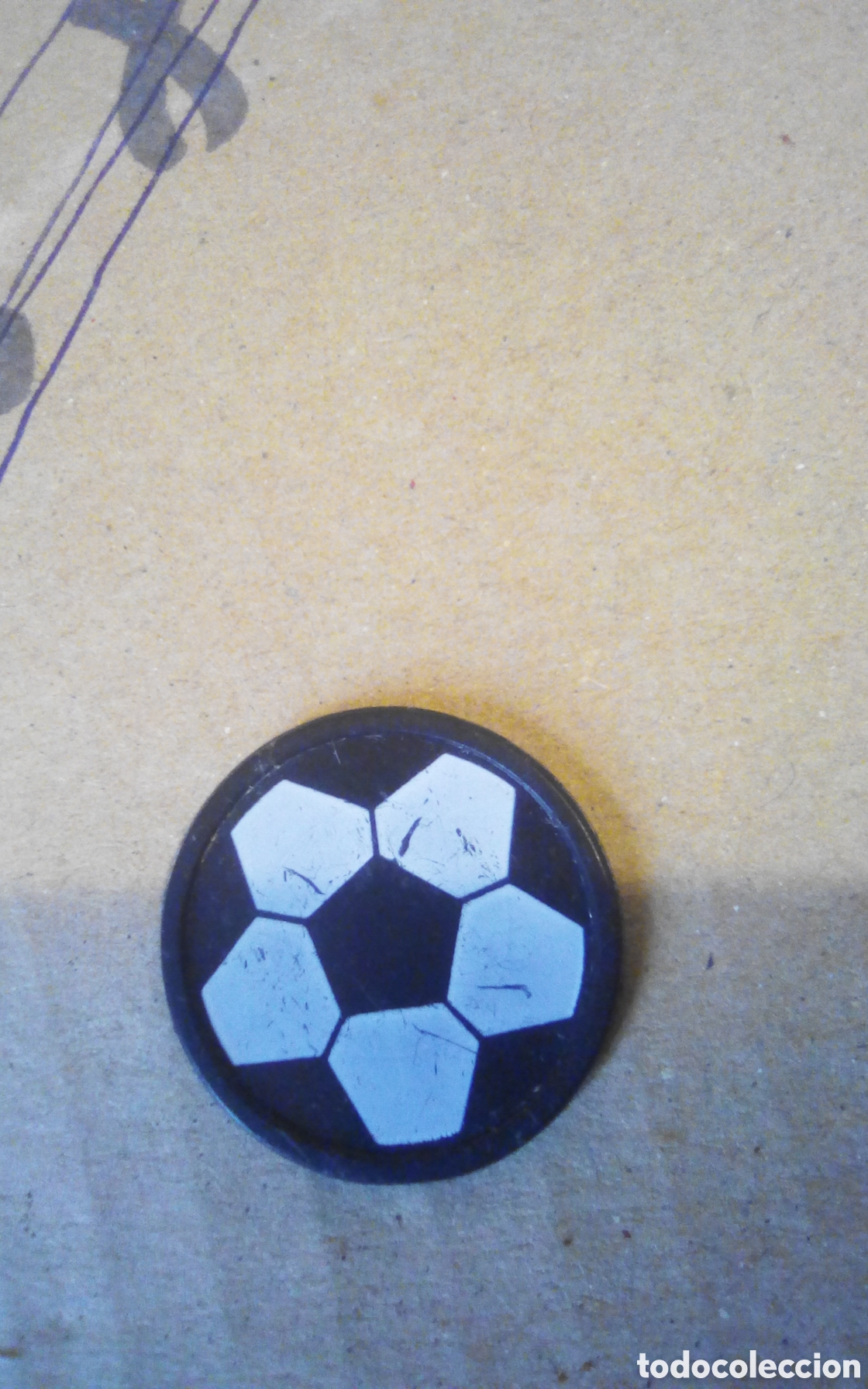 Altes Spielzeug und Spiele: Ficha bal&oacute;n f&uacute;tbol. Mide 25 mm.