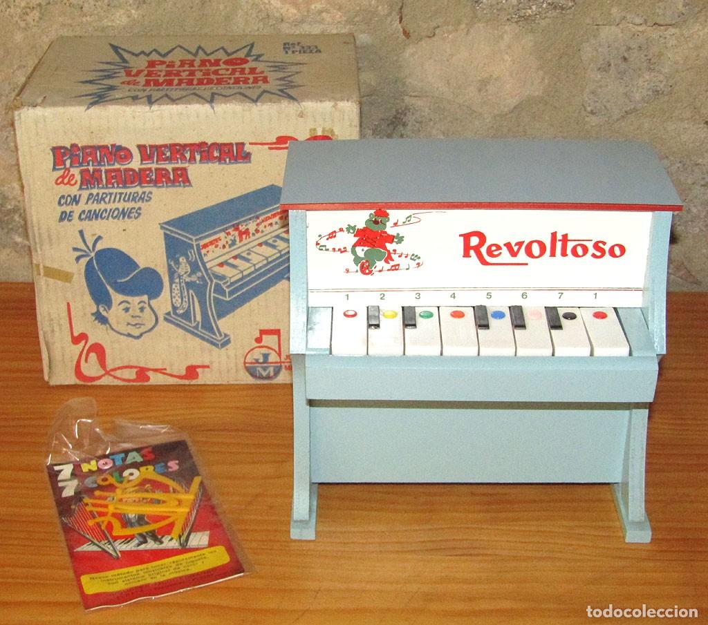 Juguetes antiguos y juegos de colecci&oacute;n: ANTIGUO PIANO VERTICAL DE MADERA REVOLTOSO, DE JUGUETES MEDITERRANEO - NUEVO Y EN SU CAJA - COMPLETO