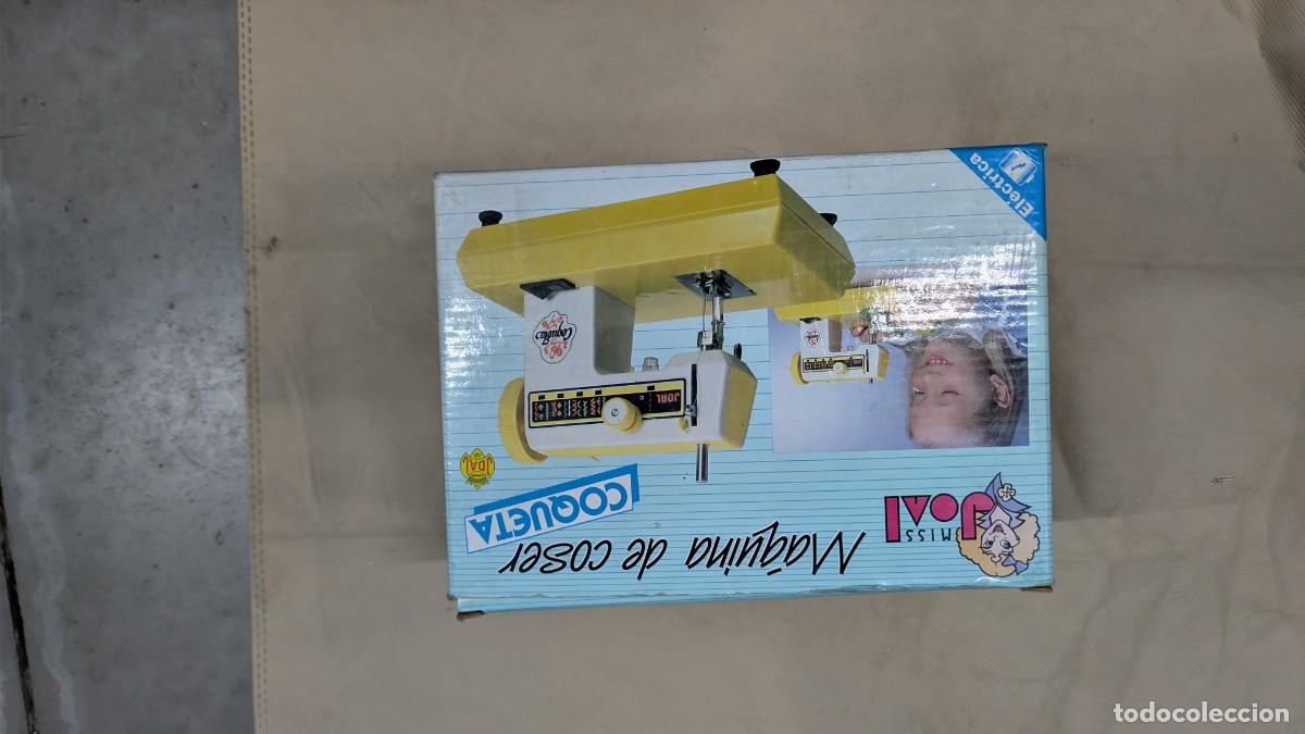 Juguetes antiguos y juegos de colecci&oacute;n: M&aacute;quina de coser infantil Joral Coqueta vintage con caja