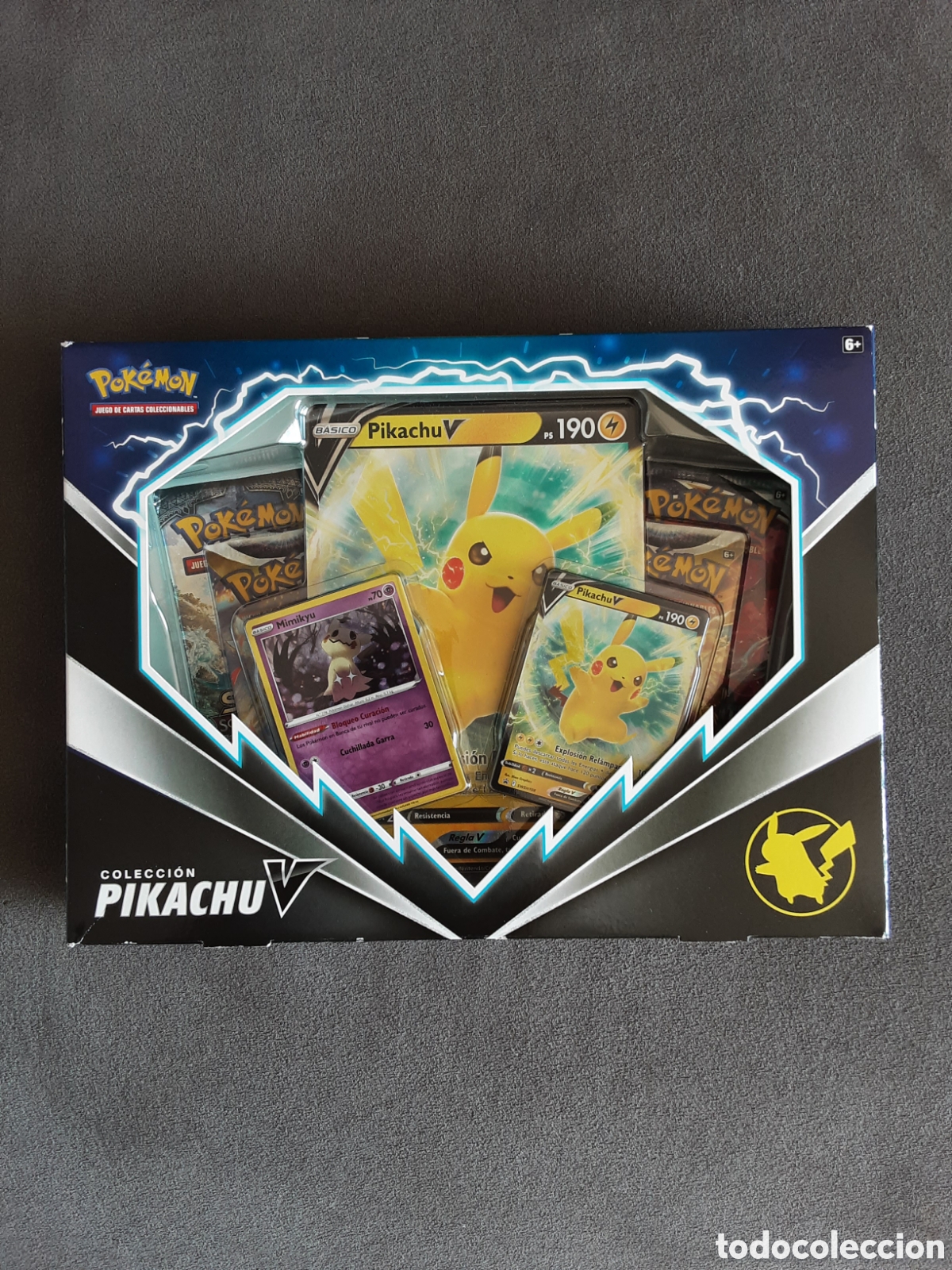Juguetes antiguos y juegos de colecci&oacute;n: CAJA COLECCION PIKACHU A&Ntilde;O 2022 + DOS CARTAS DE PROMOCION SOLGALEO Y GARCHOMP POKEMON