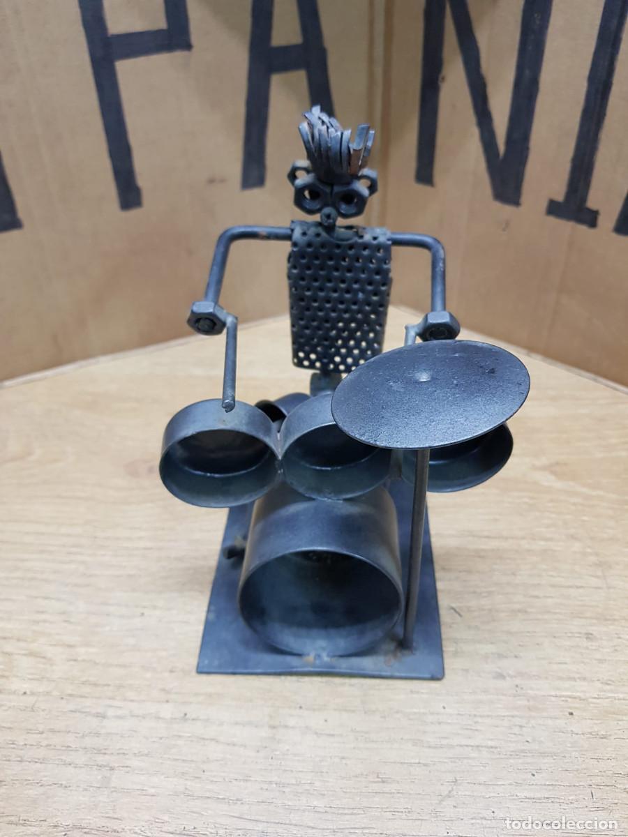 Juguetes antiguos y juegos de colecci&oacute;n: FIGURA DE BATERISTA DE HIERRO