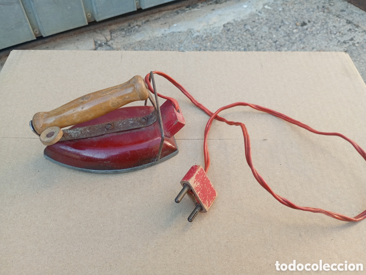 Juguetes antiguos y juegos de colecci&oacute;n: Plancha juguete a&ntilde;os 30 enchufe madera