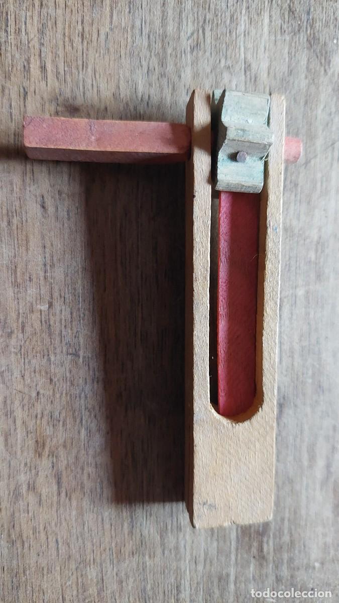 Juguetes antiguos y juegos de colecci&oacute;n: Antigua carraca de juguete en madera
