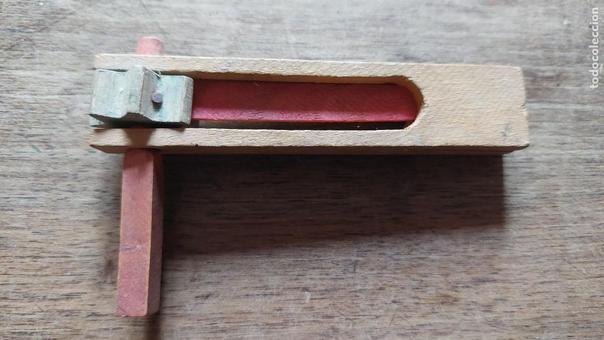 Juguetes antiguos y juegos de colecci&oacute;n: Antigua carraca de juguete en madera