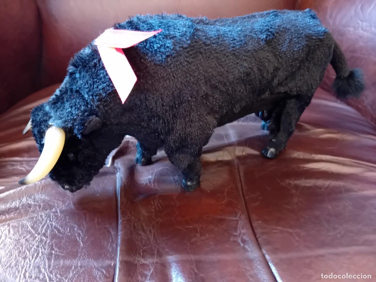 Juguetes antiguos y juegos de colecci&oacute;n: Toro a pilas que anda y tiene m&uacute;sica Espa&ntilde;ola