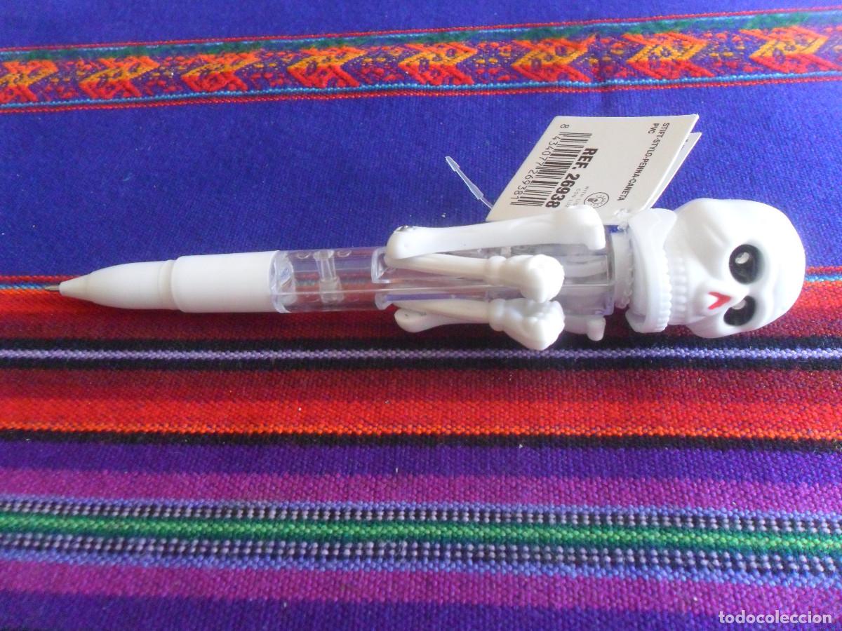 Juguetes antiguos y juegos de colecci&oacute;n: SIN USO CON ETIQUETA, FIESTAS GUIRCA, PEN BOL&Iacute;GRAFO ESQUELETO MOVIBLE Y OJOS CON LUZ ROJA. 17,5 CMS.