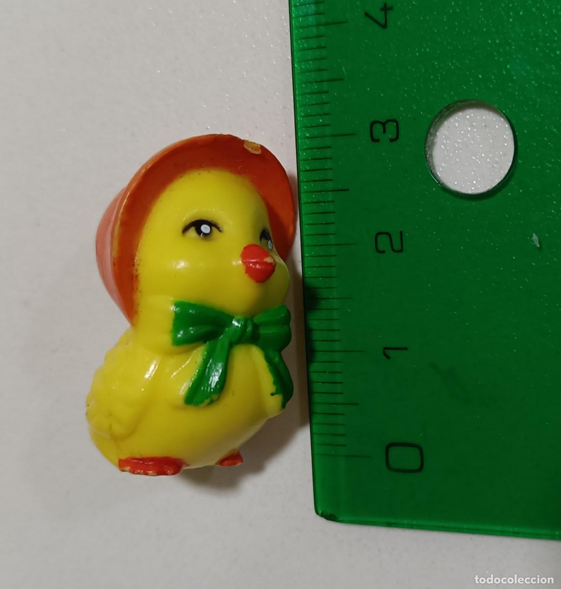 Juguetes antiguos y juegos de colecci&oacute;n: figura pollito pollo sombrero gorro lazo amarillo miniatura mini mu&ntilde;equito figurita
