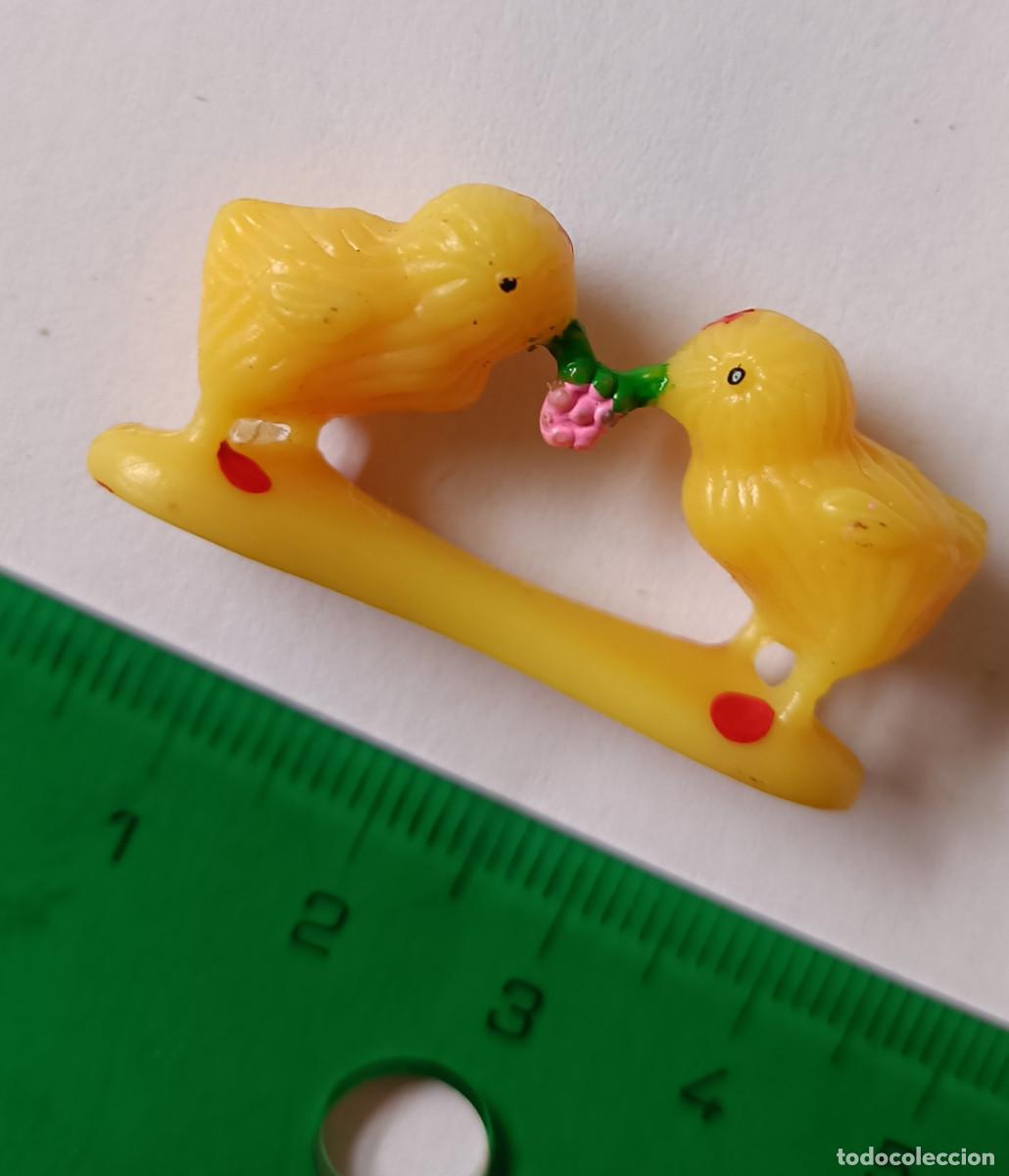 Altes Spielzeug und Spiele: pollitos pollo miniatura mini plastico figura mu&ntilde;eco animal granja polluelos flor