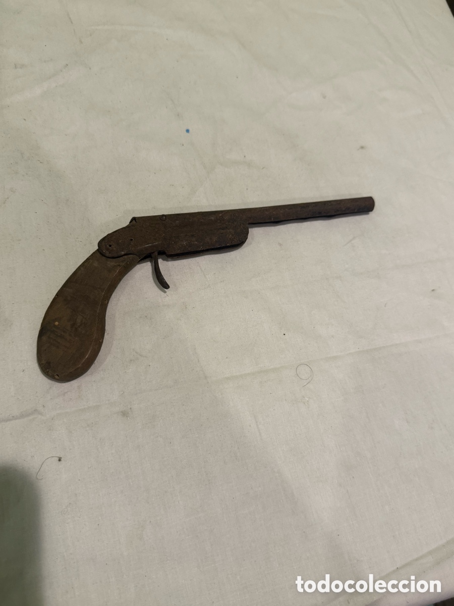 Altes Spielzeug und Spiele: Antigua pistola de juguete de hojalata y madera con muelle &ndash; finales siglo XIX