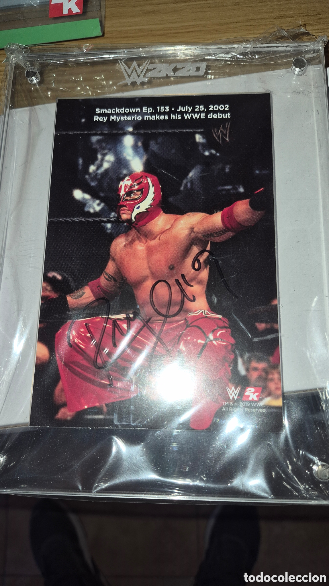 Juguetes antiguos y juegos de colecci&oacute;n: Caja de w2k20 de Smackdown firma de Rey Misterio y trozo de lona ring Smackdown. Sin juego