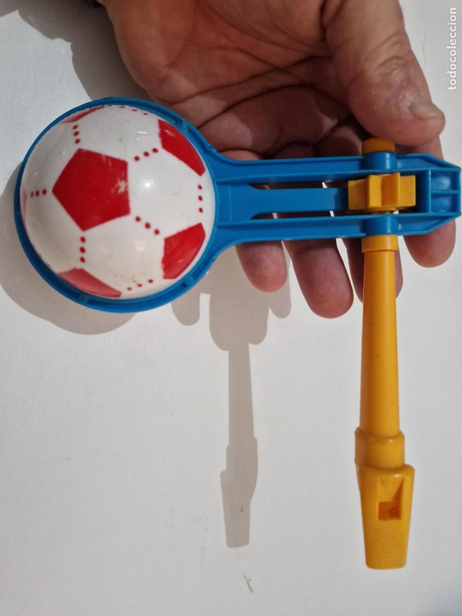 Juguetes antiguos y juegos de colecci&oacute;n: antiguo juguete kiosko a&ntilde;os 80 mundial 82 carraca silbato juego pelota futbol vintage sonido flauta