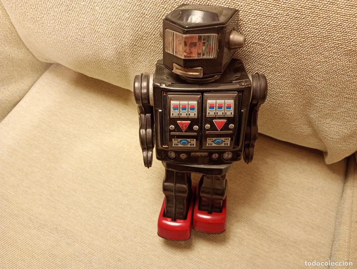 Juguetes antiguos y juegos de colecci&oacute;n: ROBOT DE LATON 29 CM DE ALTURA FUNCIONA CON PILAS